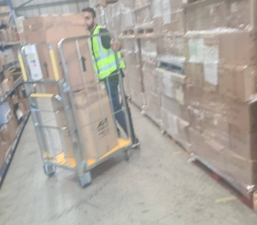 📦 Declutter Like a Pro: How Storage Units Simplify Every London Move