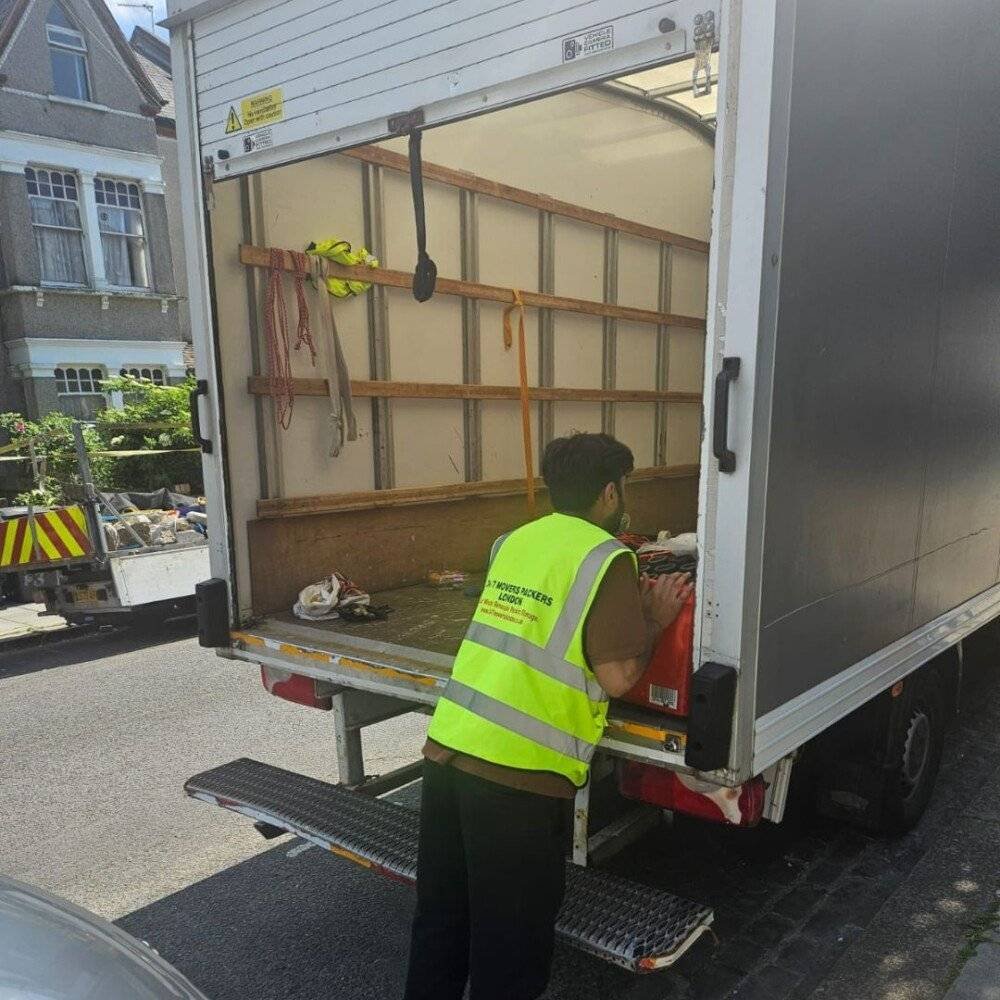 📦 Hassle-Free Flat Moves in W2 – Trusted by Queen’s Way Residents